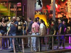 Turistas ya no temen a la COVID-19: arman fiestas y abarrotan playas del Caribe mexicano