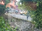 Patrulla se va al barranco en Hueytamalco