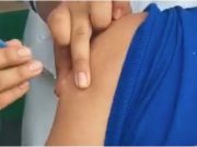 Inyectan con jeringa vacía a adulto mayor en CDMX; retiran a voluntaria de célula de vacunación