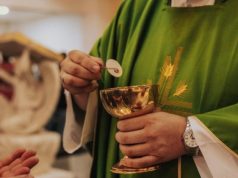 ¡Dejó todo por amor!: Sacerdote se enamora de una catequista y renuncia a la Iglesia