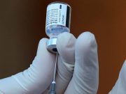 Casi 30 mil médicos privados que no han sido vacunados contra COVID se unen para exigir vacunas