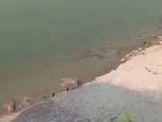 Imágenes desgarradoras en la India: Decenas de cadáveres flotan en el río Ganges