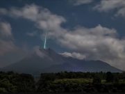 Meteoro cae sobre el volcán más activo en Indonesia