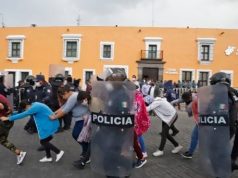 Policía de Puebla desaloja y detiene a normalistas que exigían diálogo con Barbosa