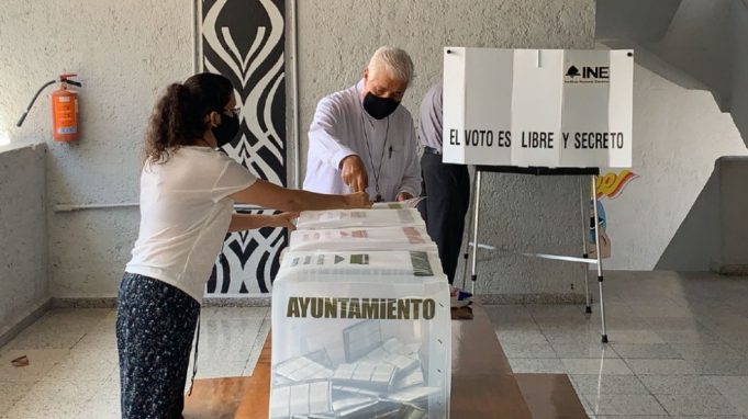 rogelio-cabrera-obispo-voto-iglesia-elecciones-2021.jpg