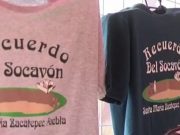 Comerciantes venden playeras de recuerdo del socavón de Puebla