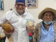 Adulto mayor paga con dos gallinas una operación de próstata