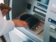 ¿Qué bancos te cobran más comisiones en cajeros por sacar dinero de otra institución?