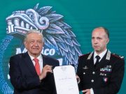 AMLO condecora a general italiano por recuperar piezas históricas mexicanas