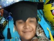 Un niño y su gatita, “Misha”, se gradúan juntos; asistió a todas sus clases virtuales