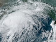 Nicholas se intensifica a huracán antes de tocar tierra en Texas