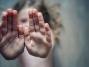 ¡Con las niñas no! Rescatan a menores; su abuela las quemaba con cuchillo