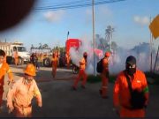 Trabajadores y antimotines se enfrentan en refinería de Dos Bocas