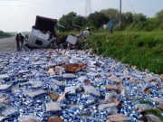 Vuelca tráiler cargado con cerveza; provoca rapiña en Linares NL