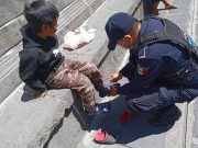 Le otorgan medalla a policía de Puebla que le compró sandalias a un niño de escasos recursos