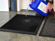 Tapetes sanitizantes y otras cosas que NO funcionan contra el coronavirus, según expertos