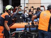 Rescatan a mujer que cayó en alcantarilla en el Centro Histórico de Puebla