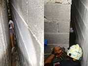 Niña queda atrapada entre paredes al intentar rescatar gatitos