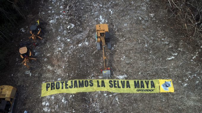 activistas-de-greenpeace-se-encadenan-a-maquinaria-del-tren-maya-3.jpg