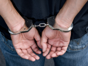 En Chignautla, la FGE aseguró a un hombre con droga y armas