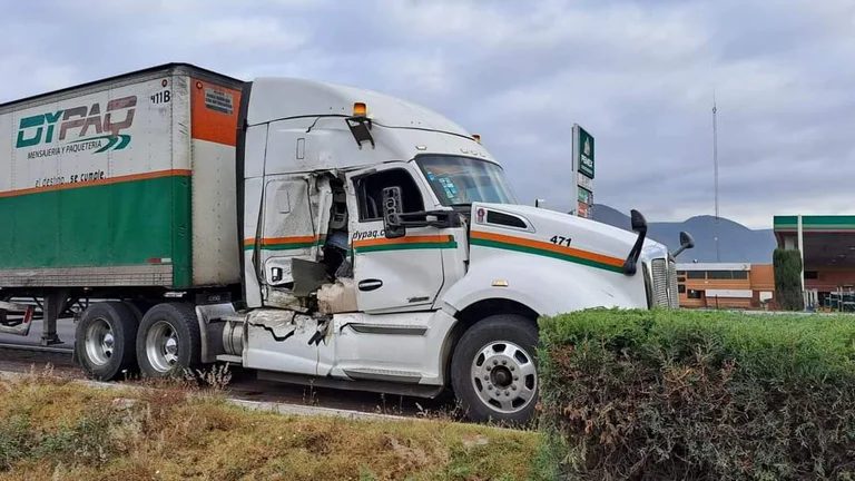 El choque entre una camioneta y un tráiler ocurrió justo a la altura del kilómetro 192 +200 de la autopista Puebla-Orizaba