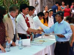 Cumple Porfirio Loeza con escrituración a damnificados de 1999