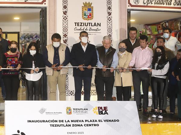 Inaugura gobernador Plaza “El Venado” en Teziutlán
