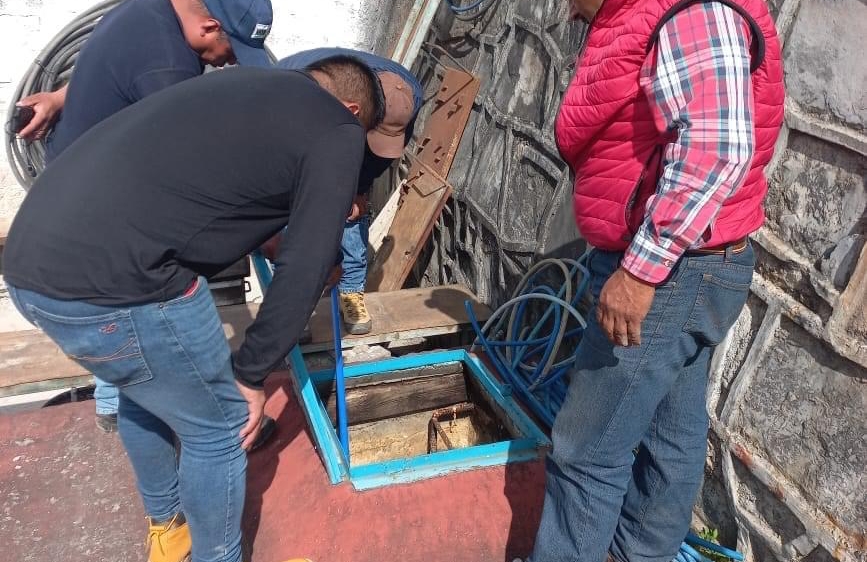 Afectaciones en línea de distribución provoca corte de agua en Tlatlauquitepec