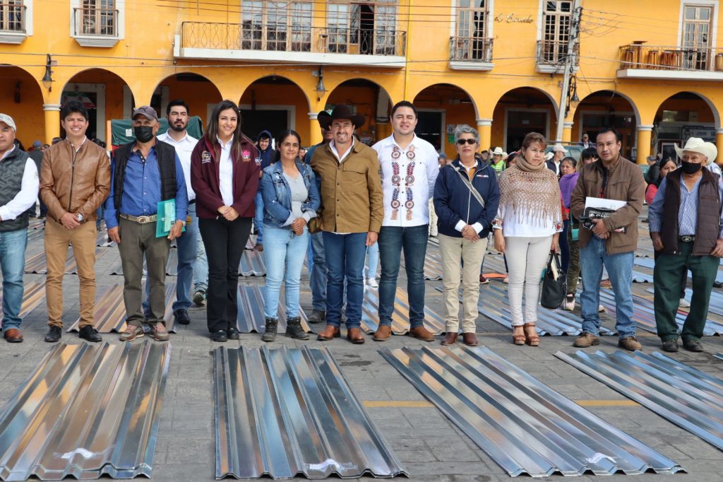 Mil 500 familias de Tlatlauquitepec beneficiadas por entrega de lámina galvanizada