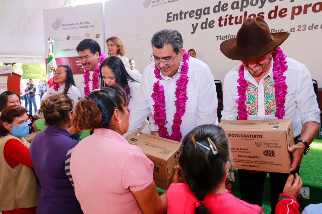 Gobernador ofrece seguir trabajando por familias de Tlatlauquitepec
