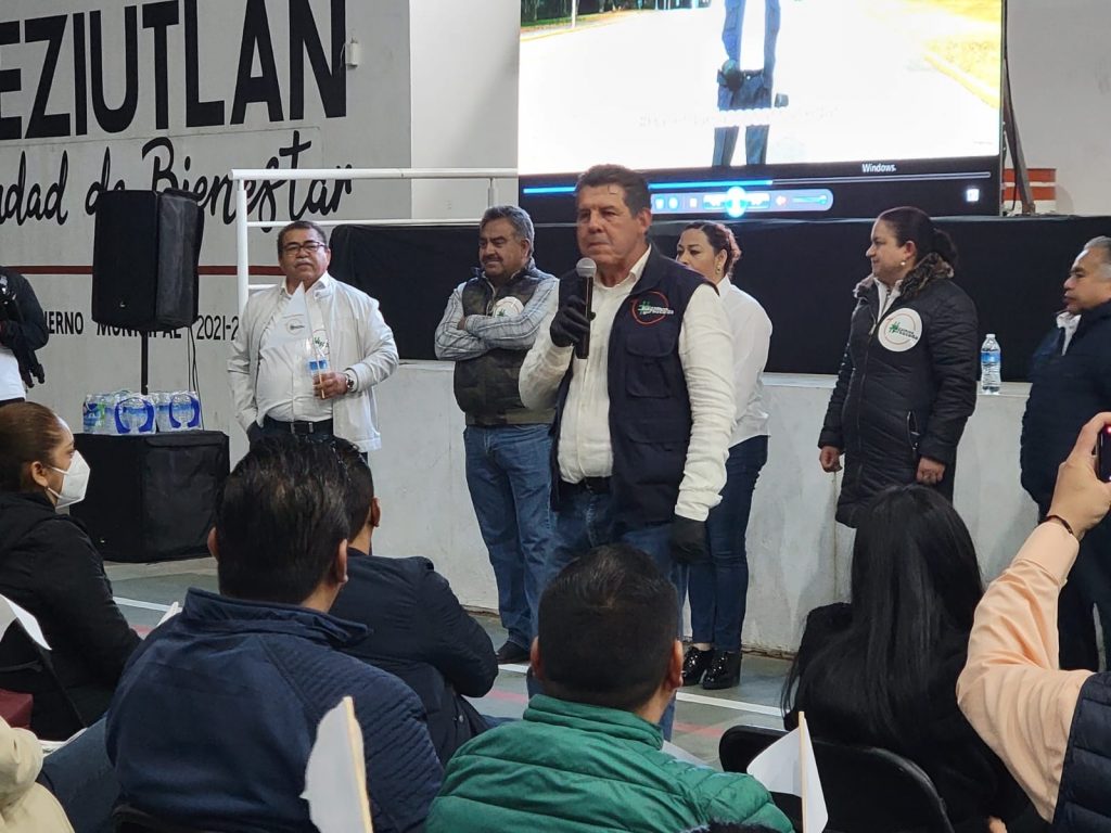 Felipe Neri Morán fue arropado por docentes de Teziutlán