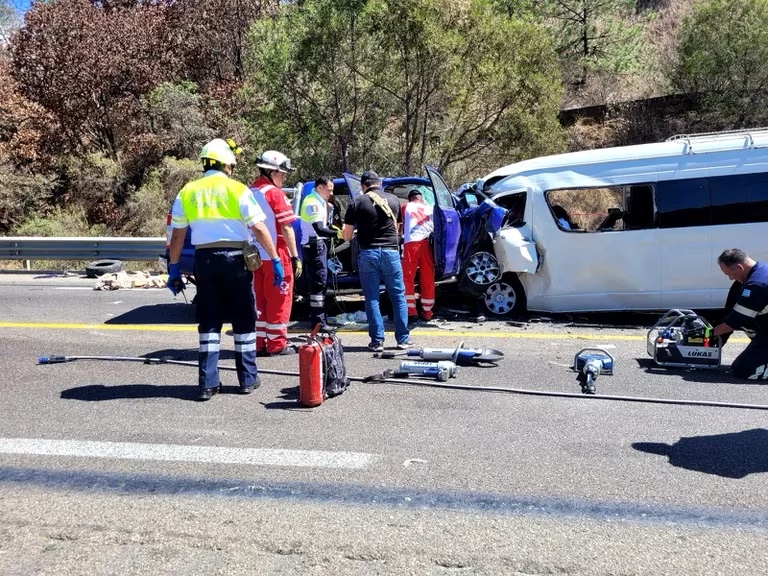 Choque en carretera de Oaxaca deja 13 muertos y 10 heridos