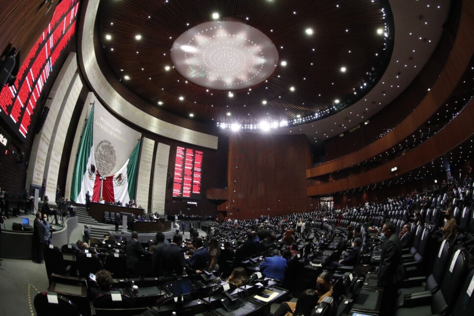 Disminuyen a 18 años la edad mínima para ser diputado en México