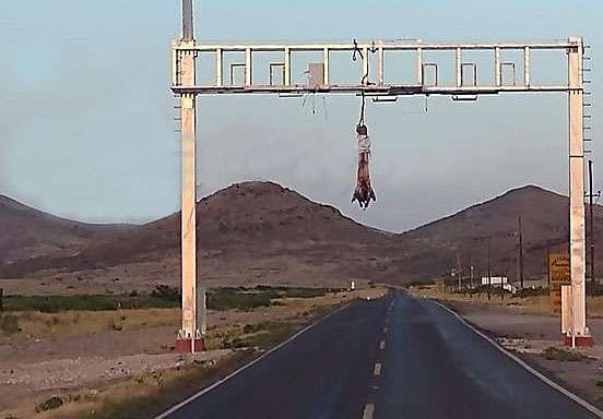 Dejan cuerpo de hombre colgado en Chihuahua con mensaje acusándolo de violación