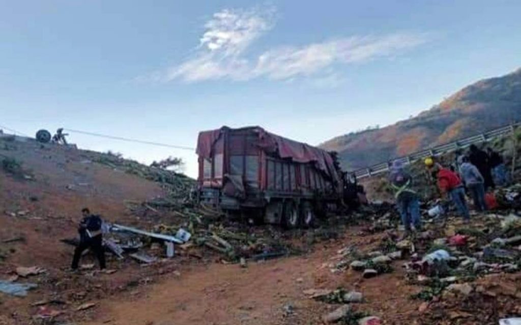 Floristas de Puebla pierden la vida en volcadura de camión en Nayarit