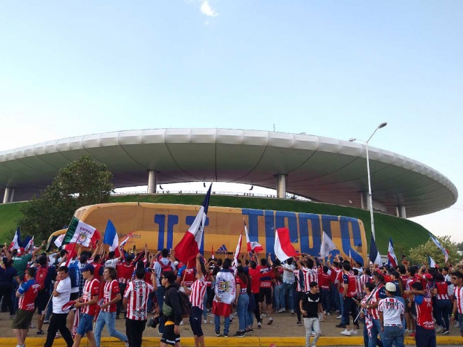 Aficionados de Chivas rompen cristal del autobús de Tigres