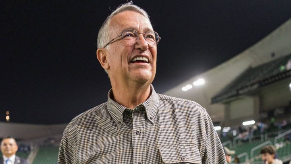 Salinas Pliego permite a tiendas Elektra refrescar a perritos por la ola de calor con aire acondicionado