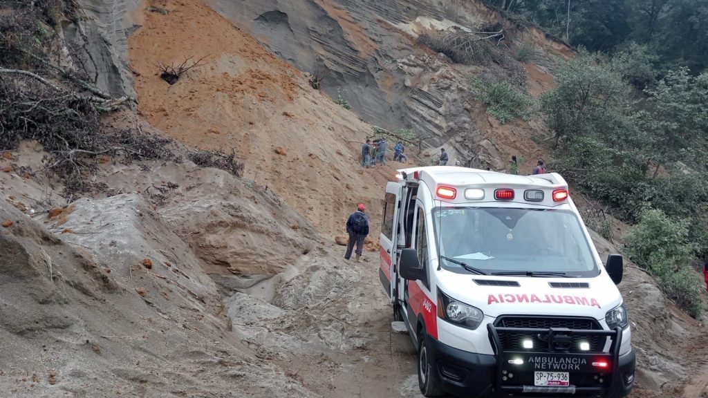 Alud en Tlatlauquitepec sepulta a tres trabajadores; hay un muerto