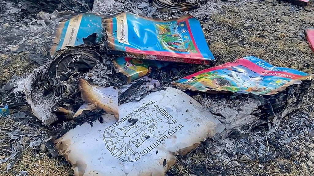 Queman libros de texto en Chiapas; alegan contenido comunista y “del diablo”
