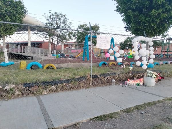 Se le atora el cuello a niña en resbaladilla y fallece por asfixia en su primer día de clases en Querétaro