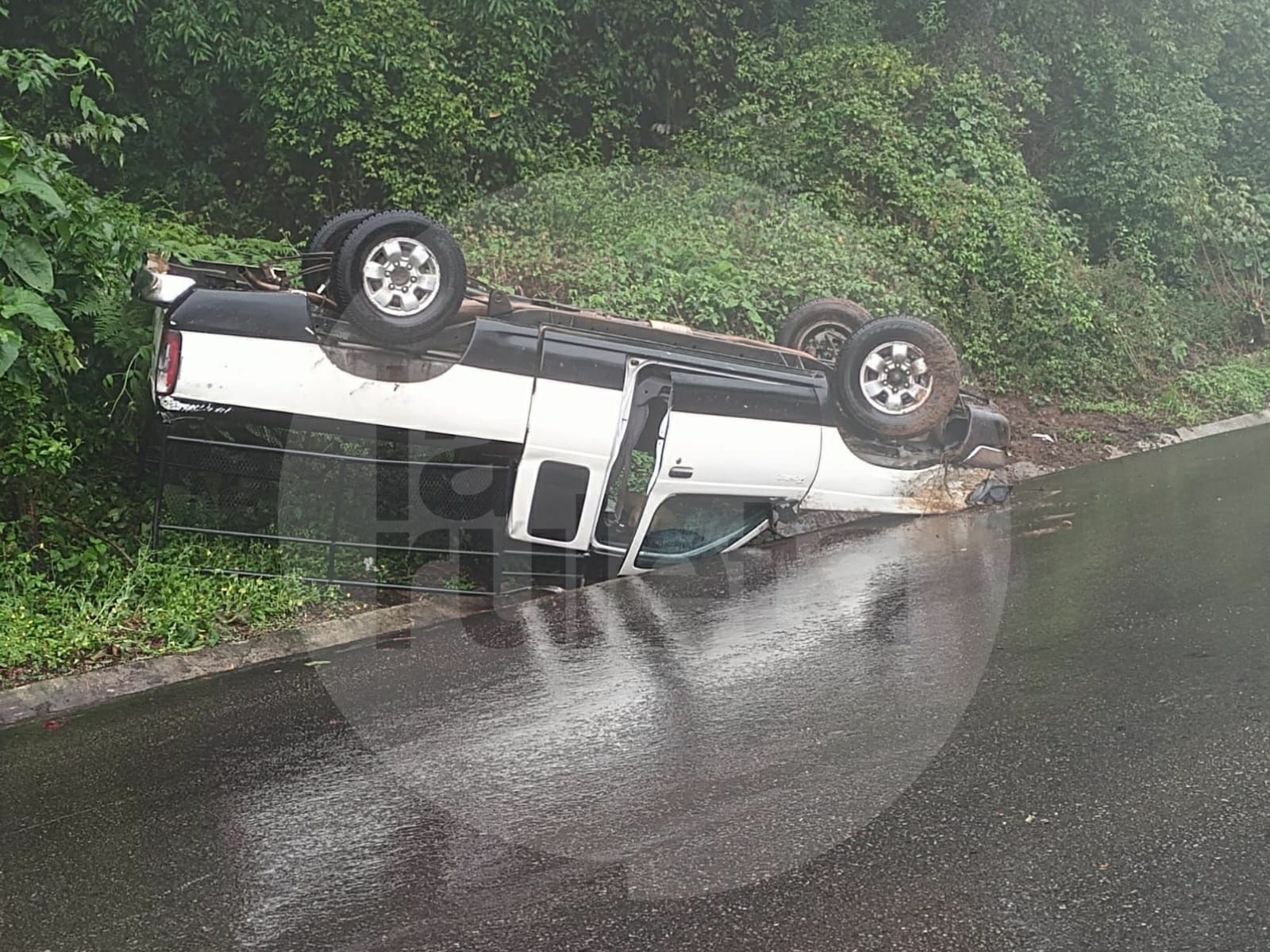 Vuelca camioneta en la Acuaco-Zacapoaxtla; mujer embarazada resulta lesionada