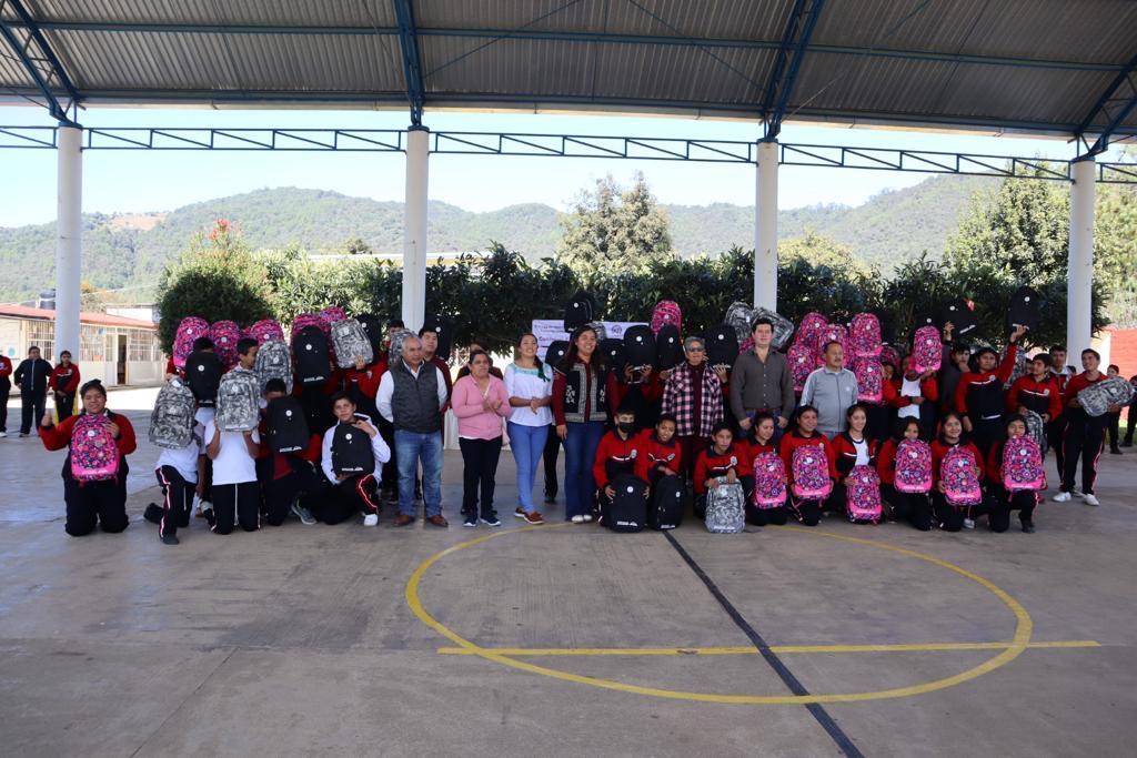 Ayuntamiento de Tlatlauquitepec entrega mochilas a estudiantes de secundaria