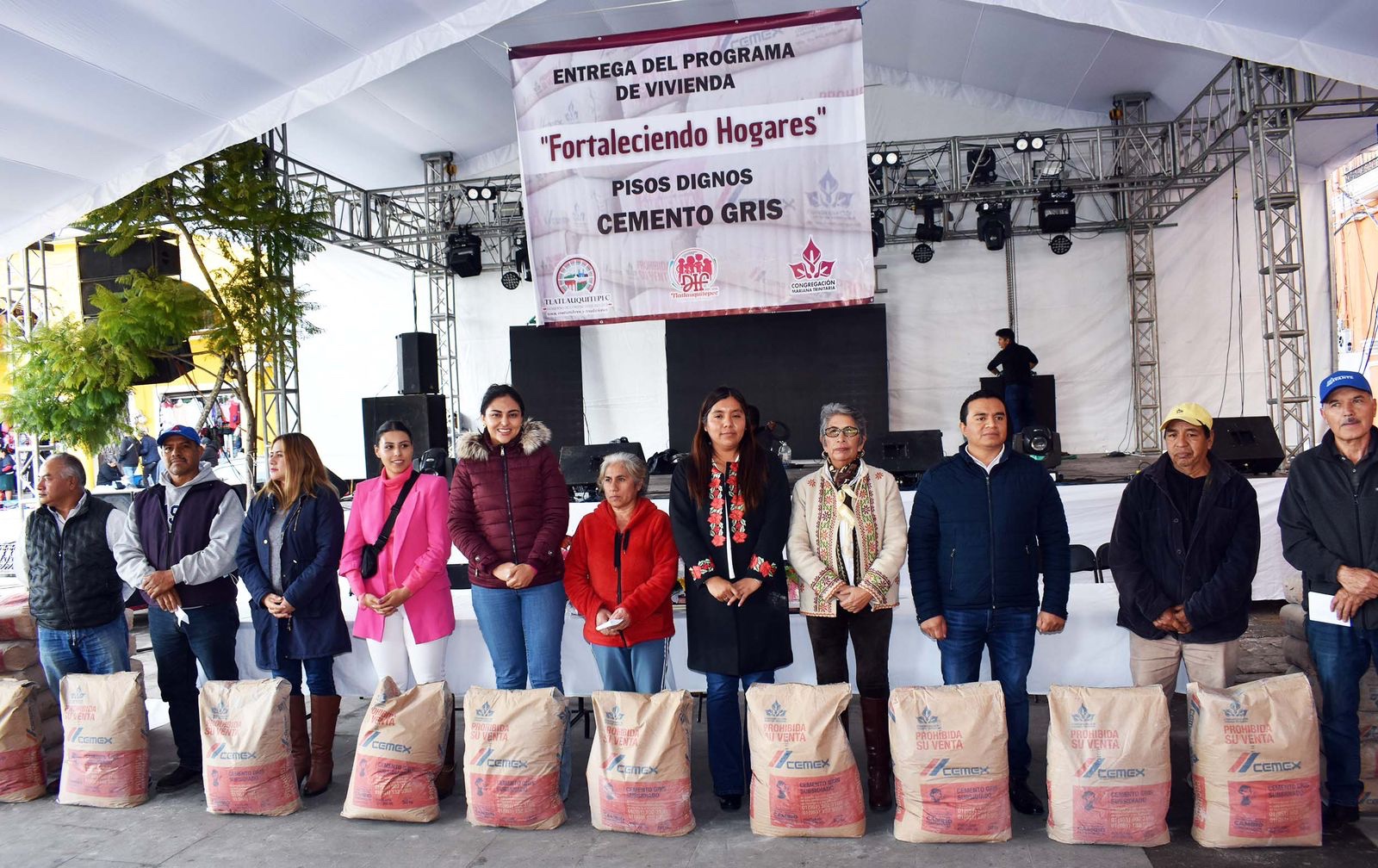 DIF Tlatlauquitepec entrega cemento a bajo costo a familias de escasos recursos