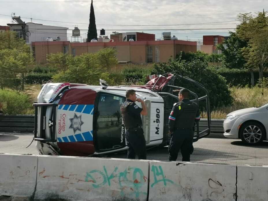 Patrulla volcada y dos detenidos tras balacera y persecución por trailer robado en Puebla