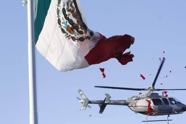 Exhibición aérea de la Sedena casi termina en tragedia, helicóptero rasga bandera