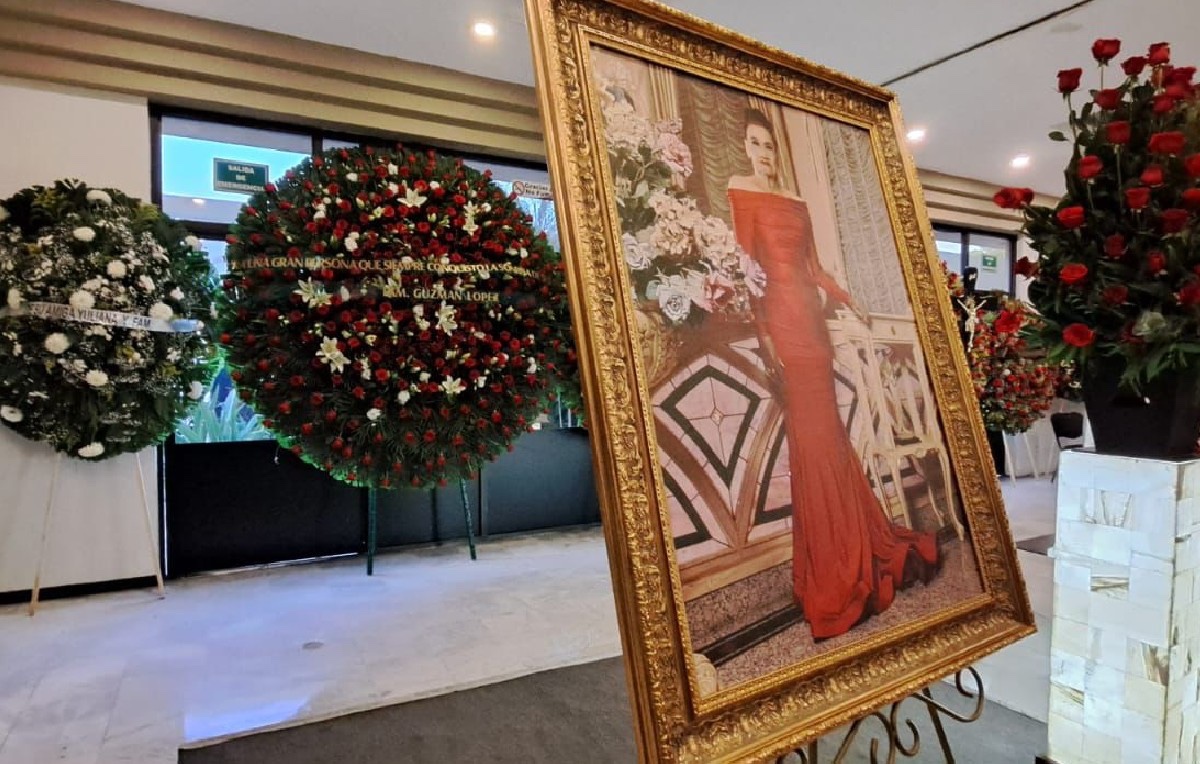 ‘La Gilbertona’ recibe flores de la familia Guzmán López y hasta del ‘Mayo’ en su velorio en Culiacán