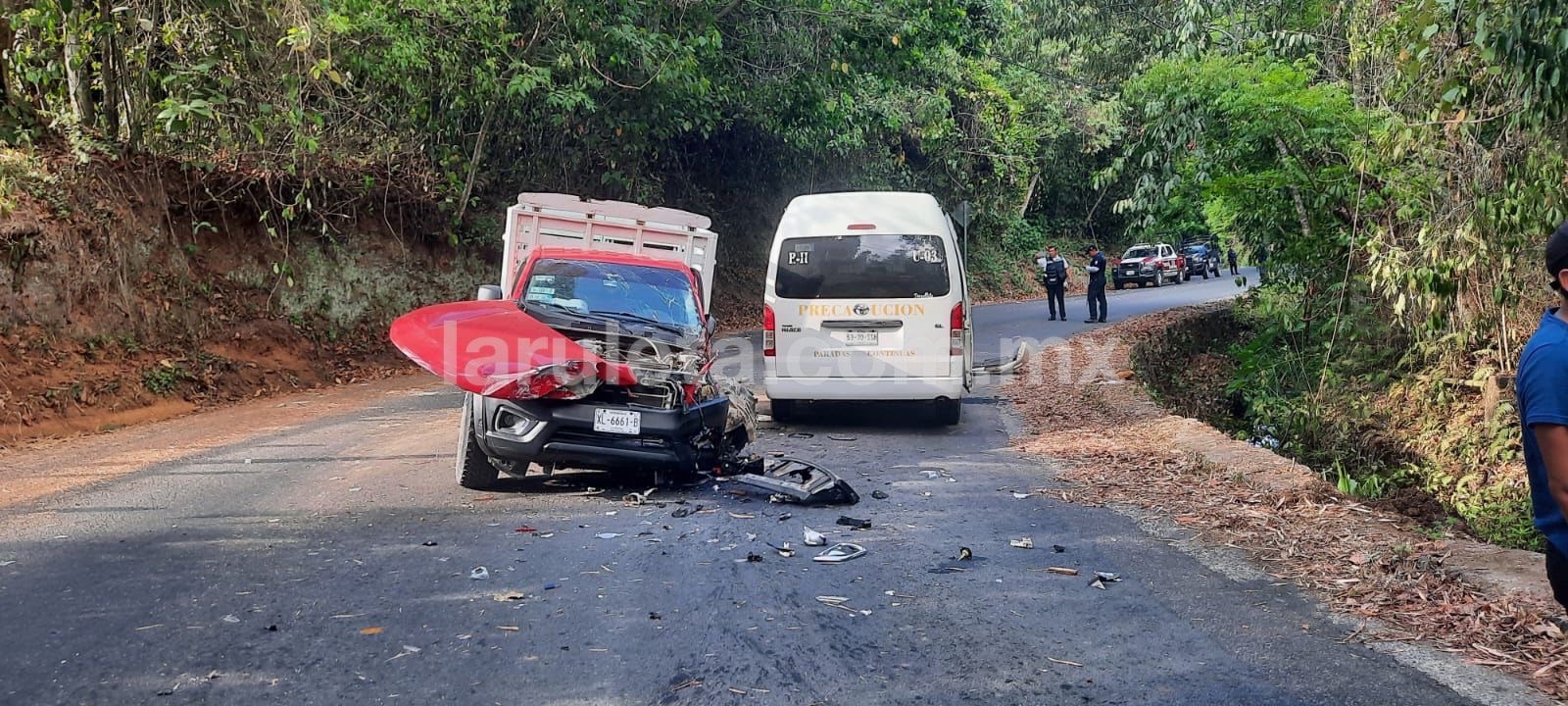 Fuerte accidente en el tramo Hueytamalco-Ayotoxco deja varios lesionados