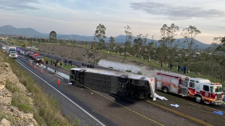 Accidente en la carretera Texcoco-Calpulalpan deja un muerto y 12 lesionados