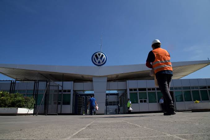 Volkswagen pidió a trabajadores renunciar a sus derechos de libertad sindical, aseguran afectados