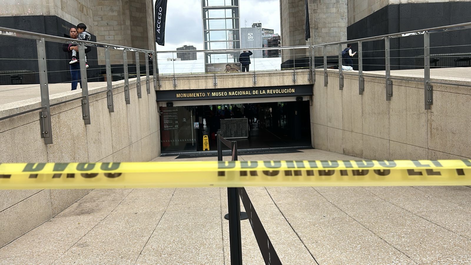 Muere hombre tras caer del Monumento a la Revolución